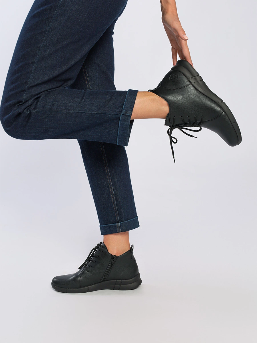 Ботинки черного цвета со шнуровкой